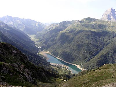 Lac de Fabrges et au loin le col du Pourtalet