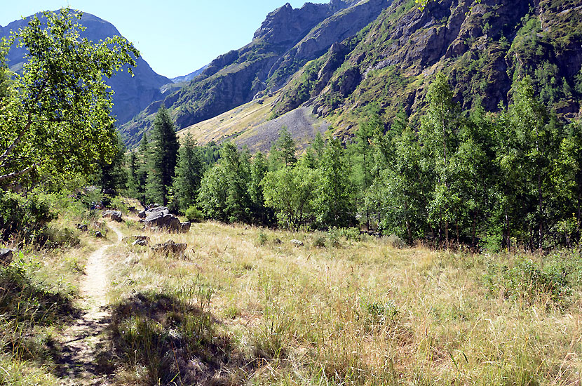 Le sentier sur la rive droite