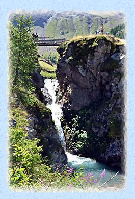 Le pont sur la cascade du Saut de Lare