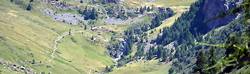 Le sentier vers la cascade