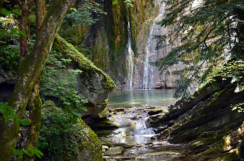 Au pied de la grande cascade