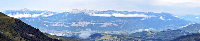 Le massif de la chartreuse depuis le Belledonne, au pied, grenoble