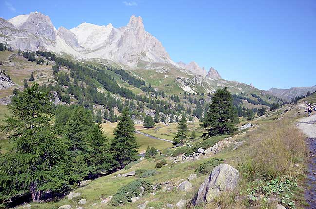 La valle de la Clare, Pointe des Cerces et roches de Crpin