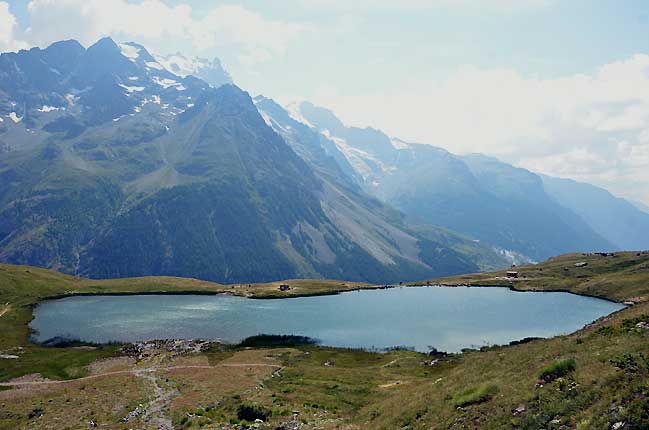 Lac du pontet et le Meije