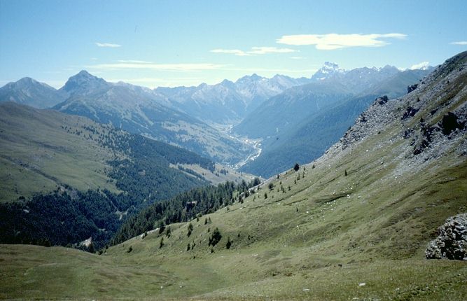 La haute valle du Guil, au fond le Viso