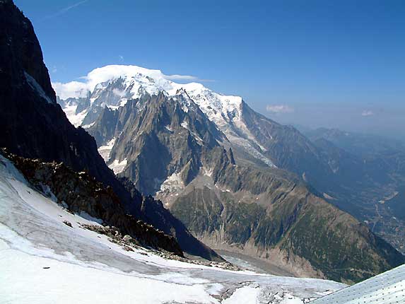 Le mont-blanc sous son habituel nuage