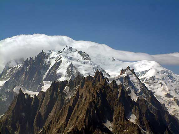 Le mont-blanc sous son habituel nuage