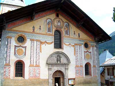 L'glise, sa faade bien dcore