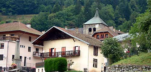 Vue sur le village de Queige