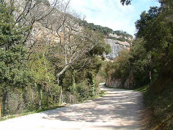 Dpart de la balade, la route pour l'auberge des Seguins