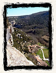 La ferme des Seguins, au pied des falaises de Buoux