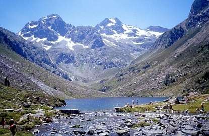 Le lac d'Estom et les pics pyr�nn�ens