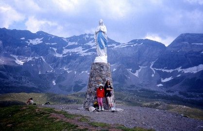 La vierge et en arrire plan Les pics de Troumouse et la Munia