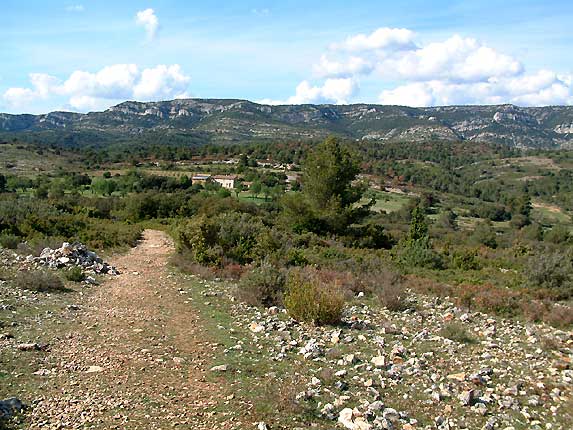 La ferme des Mayorques et le Luberon