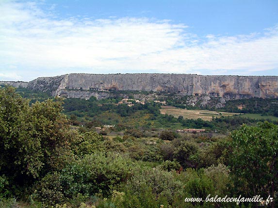 Les falaises de Lioux et le village