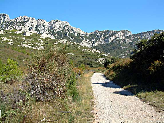 Le sentier s'enfonce dans le massif