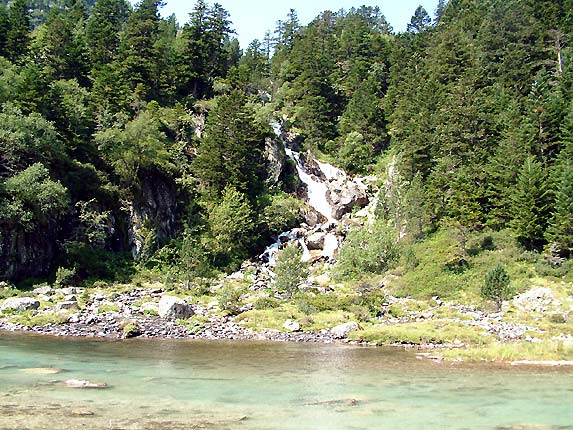 Cascade du lac de Suyen