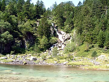 Cascade du lac de Suyen