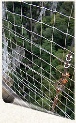 Filet de protection sur la passerelle d'Holzarte