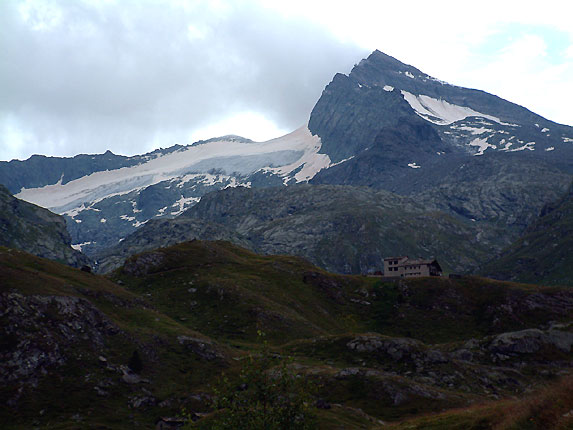 Glacier des grandes pareis sous la Bessanse et le refuge d'avrole