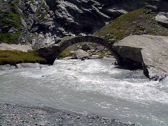 Pont de pierre sur le ruisseau de le Reculaz