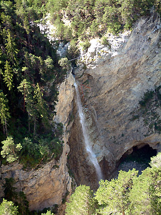 Cascade et pont de via ferrata