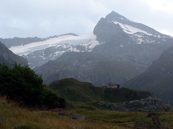 Le refuge d'avrole et le glacier des grandes pareis