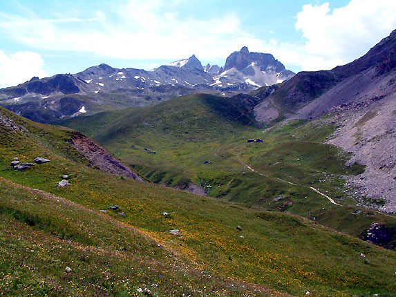 Le sentier de l'aller, les chalets Mounioz et le Cheval Blanc