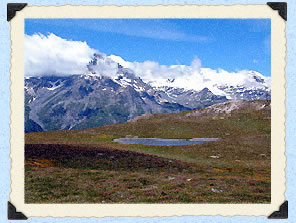 Le lac de Solires sur fond de glaciers