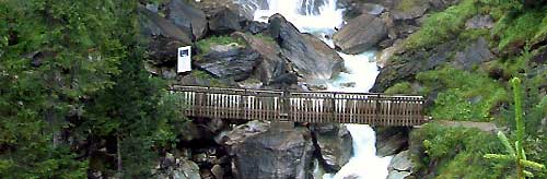Le pont devant la cascade de la Fraiche