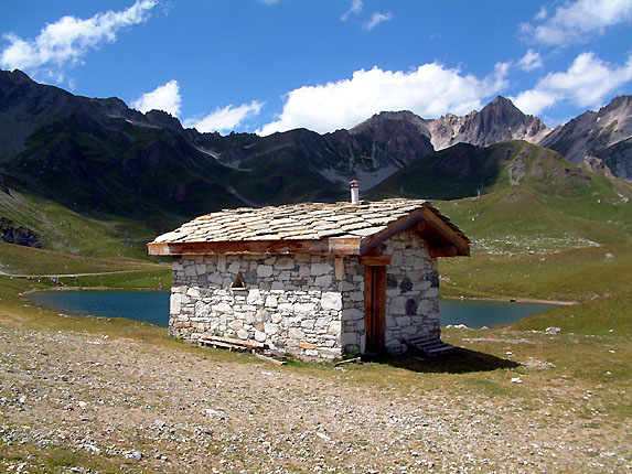 Chalet devant le lac infrieur,  droite les Rochers Rouges (3002m)
