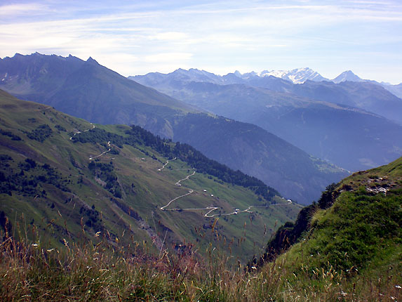 La route conduisant au fort sur fond de sommets