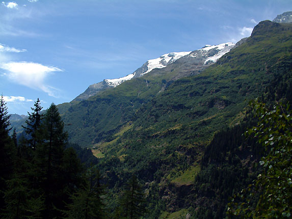 Les sommets des glaciers avoisinants