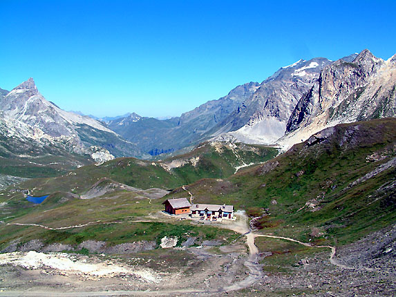 Le lac du Grattaleu et le refuge du Palet