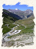 Parking du Pont St Charles, au loin le sommet du Mont Pourri