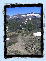 Le sentier traverse un paysage lunaire