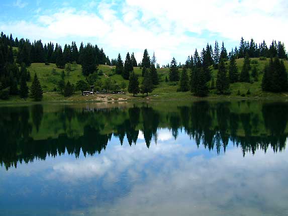 Le lac Bnit, calme et reposant