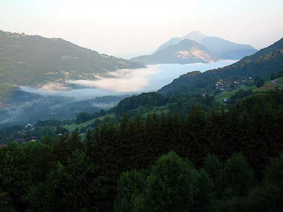 La valle sous les nuages