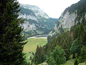 Le lac de Flaine, dans son crin de pierre