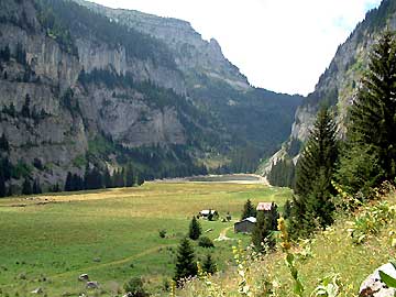 La calme estival du lac de Flaine