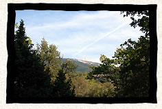 Le sommet du Ventoux entre deux cimes