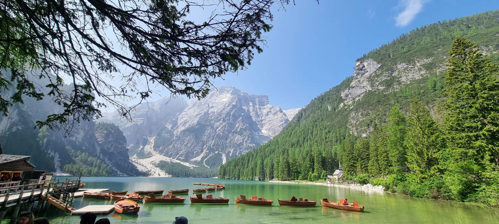 Départ sur la rive droite du lac de Braies - Balades en Famille
