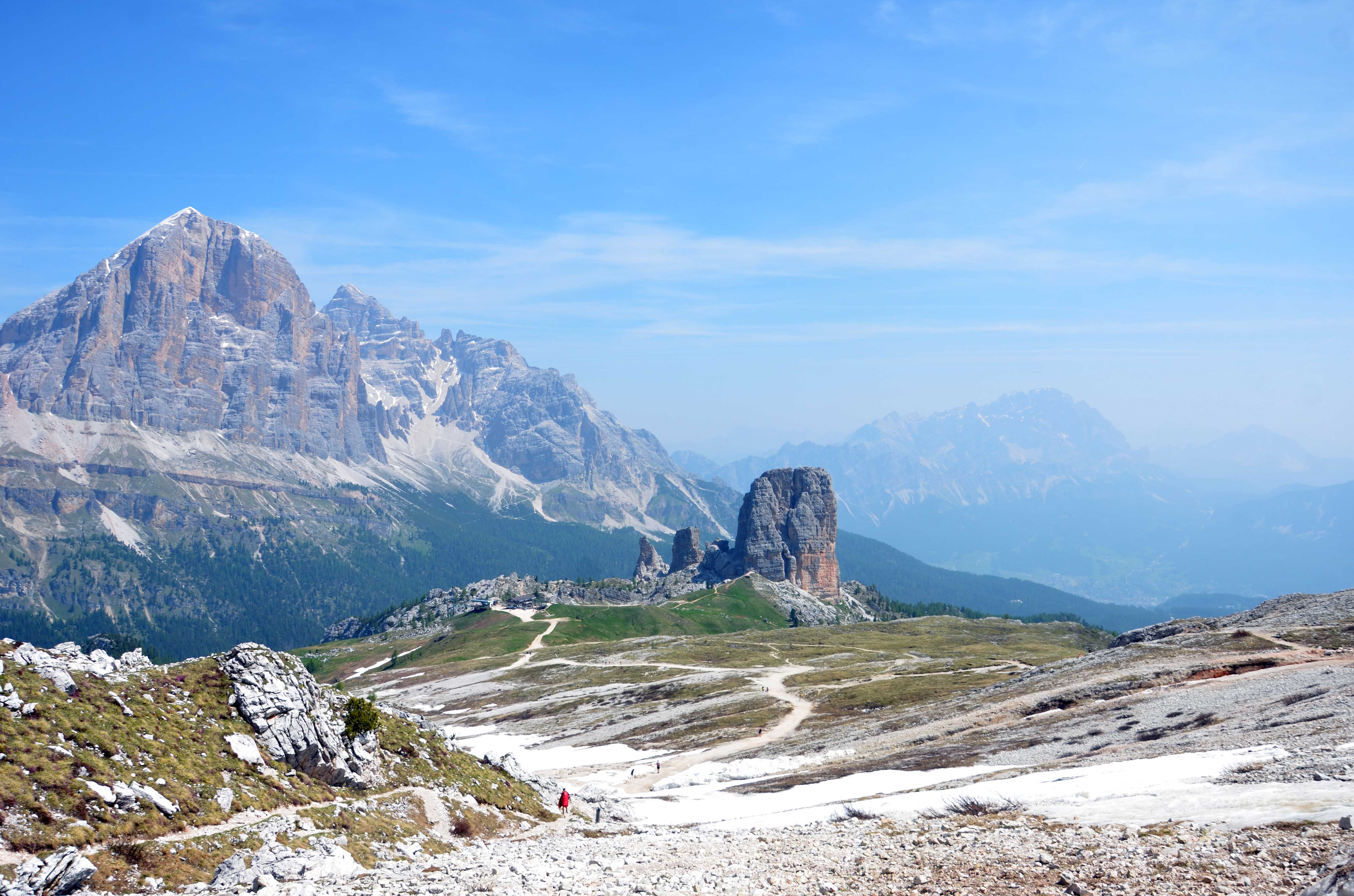 En montant au refuge Averau, le grand plateau des Cinque Torri