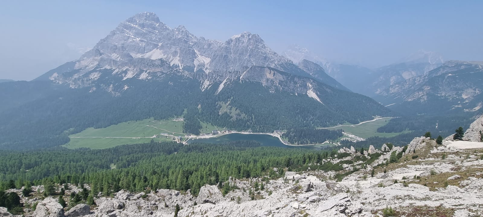 Panorama sur le lac Misurina depuis le refuge Col de Varda dans les Dolomites - Dolomites 2025 | Balades en Famille
