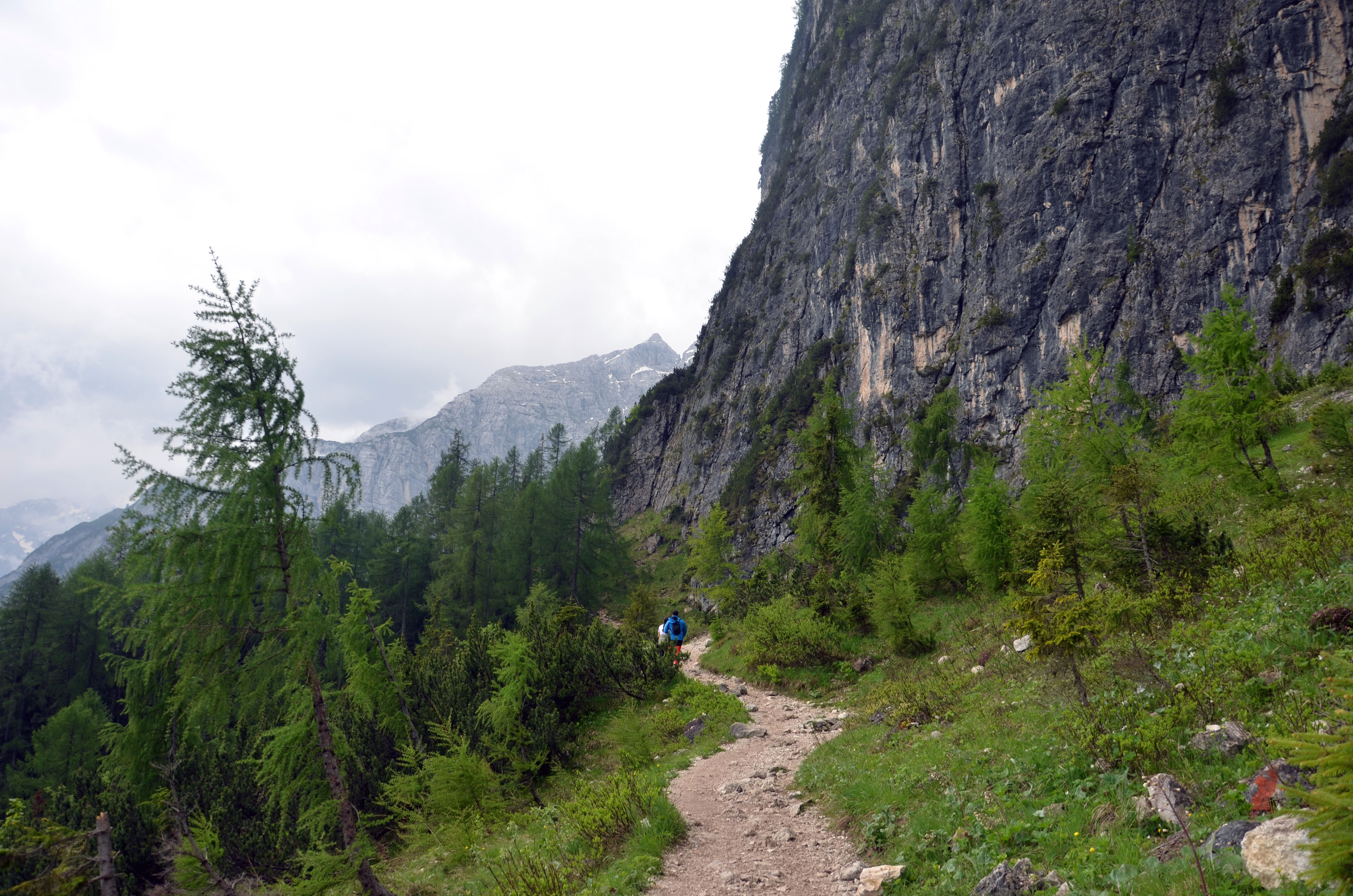 Le sentier en balcon se profile | Dolomites 2025 | Balades en Famille