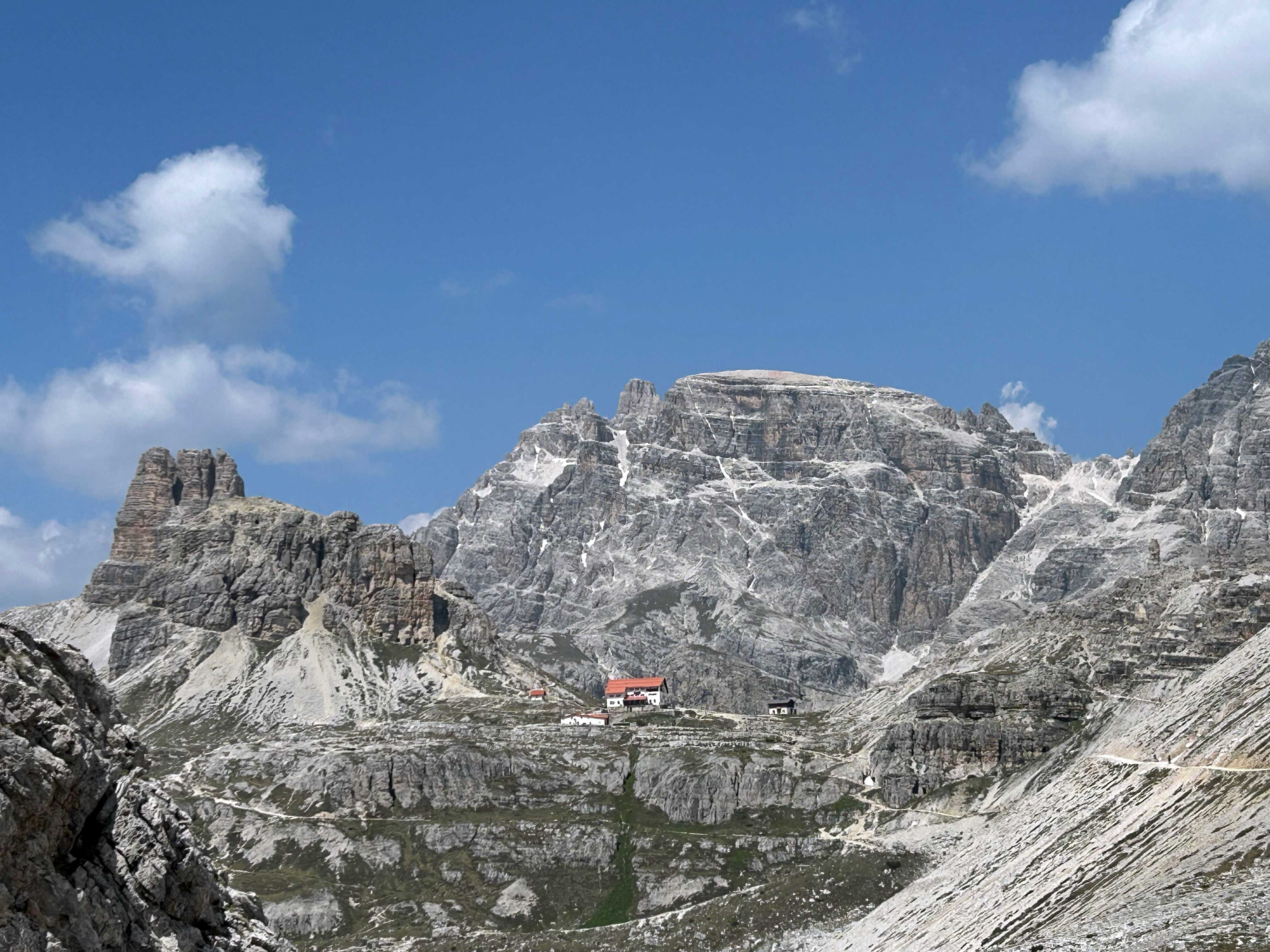 Vue sur le refuge Locatelli