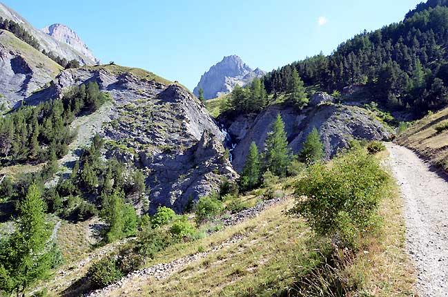Torrent du Rif, arrire plan, les artes de la Bruyre