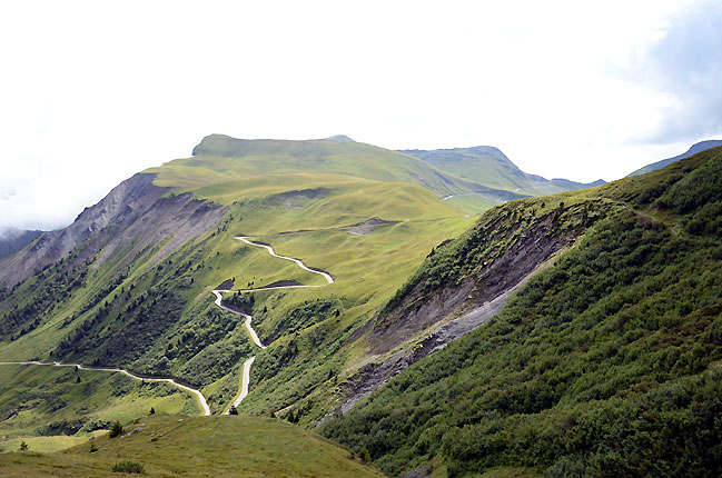 La route du col du glandon, puis au loin du col de la croix de fer