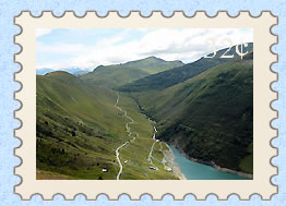 Route et lac de Grand Maison