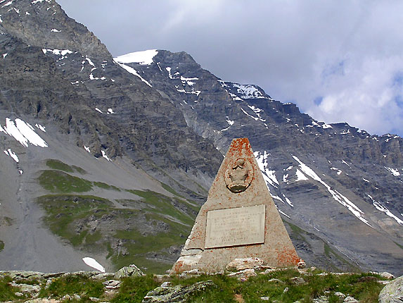 Monument et grande casse